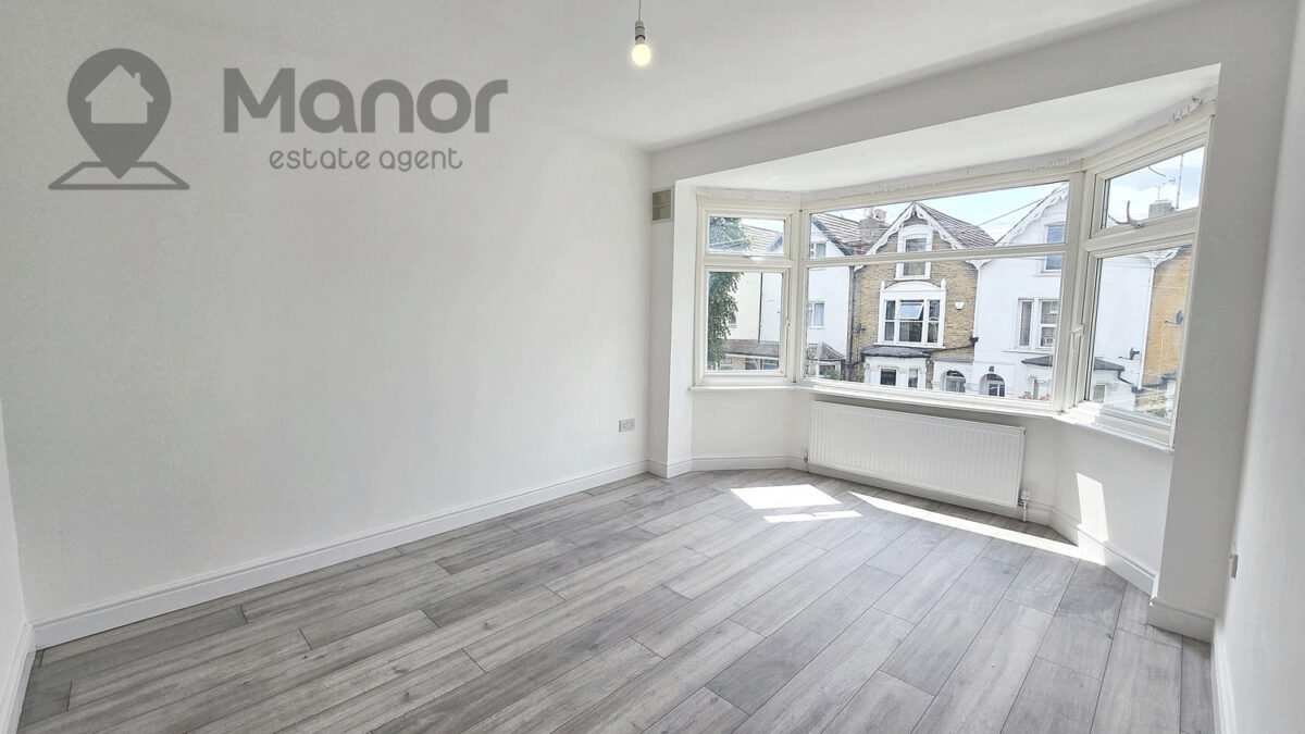 Queens Grove Road, Chingford, E4 7BT