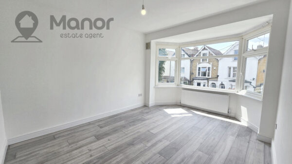 Queens Grove Road, Chingford, E4 7BT