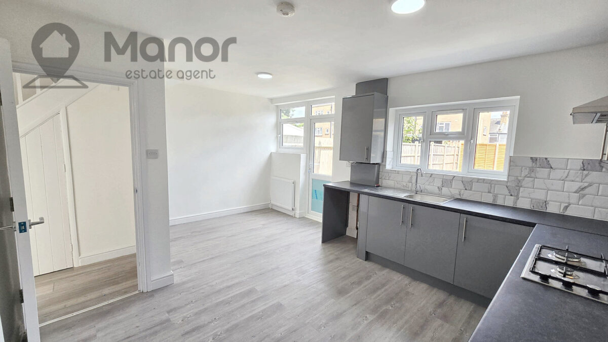 Queens Grove Road, Chingford, E4 7BT