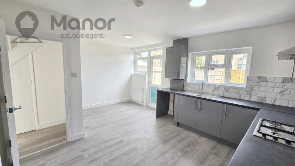 Queens Grove Road, Chingford, E4 7BT