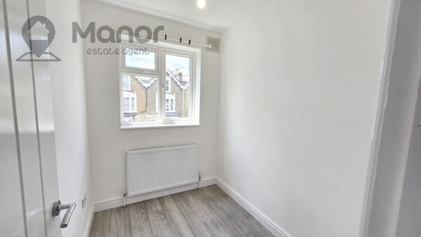 Queens Grove Road, Chingford, E4 7BT