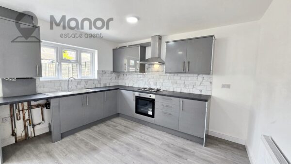 Queens Grove Road, Chingford, E4 7BT