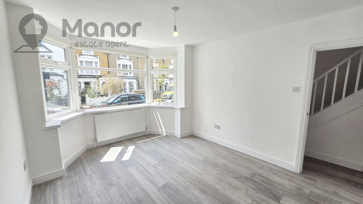 Queens Grove Road, Chingford, E4 7BT