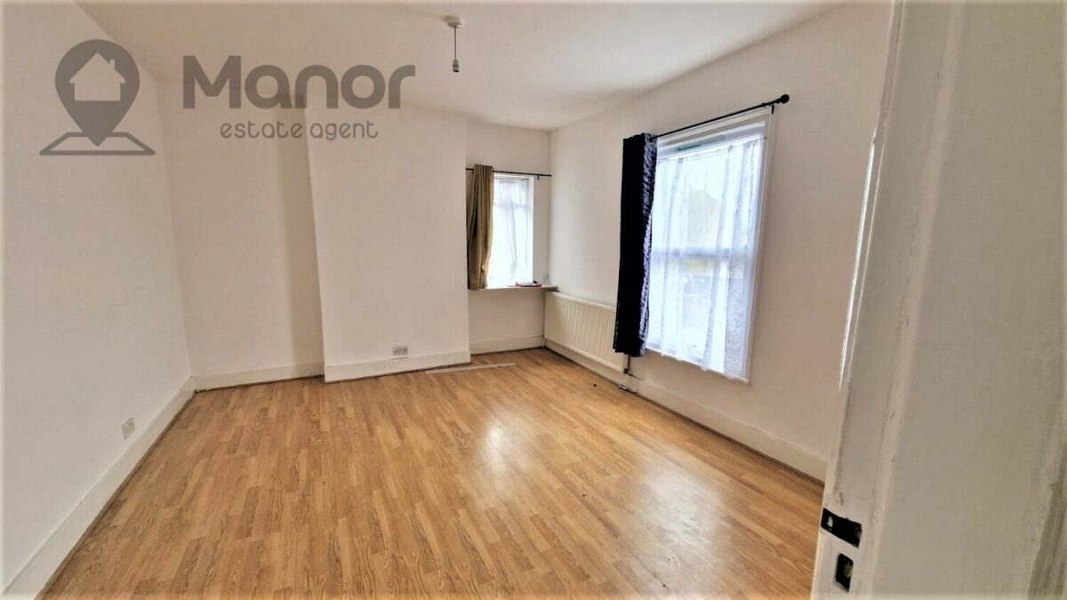 Station Road, Chadwell Heath, RM6 4BE