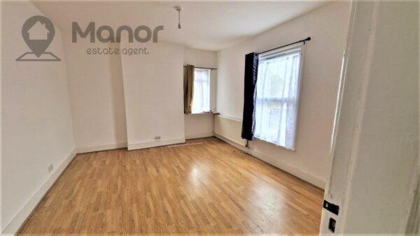 Station Road, Chadwell Heath, RM6 4BE