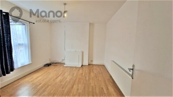 Station Road, Chadwell Heath, RM6 4BE