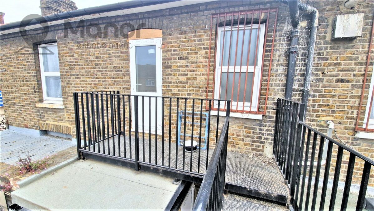 Station Road, Chadwell Heath, RM6 4BE