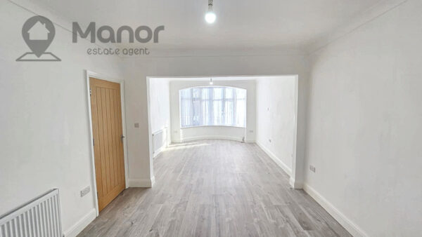 Stradbroke Grove, Clayhall, IG5 0DQ