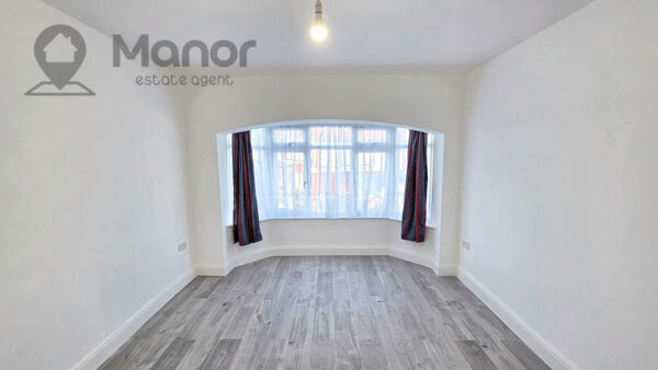 Stradbroke Grove, Clayhall, IG5 0DQ