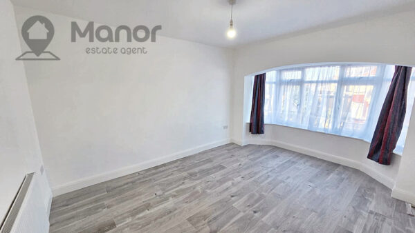 Stradbroke Grove, Clayhall, IG5 0DQ