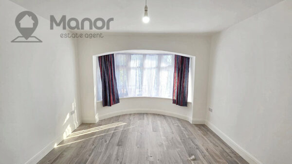 Stradbroke Grove, Clayhall, IG5 0DQ