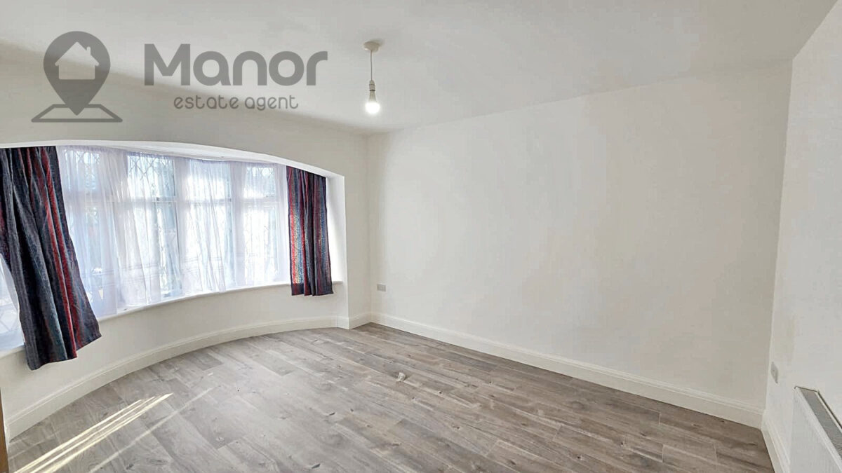 Stradbroke Grove, Clayhall, IG5 0DQ