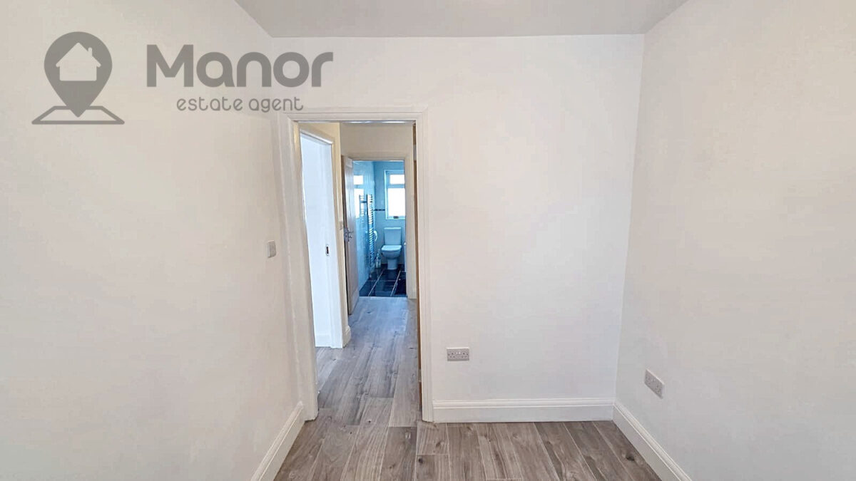 Stradbroke Grove, Clayhall, IG5 0DQ