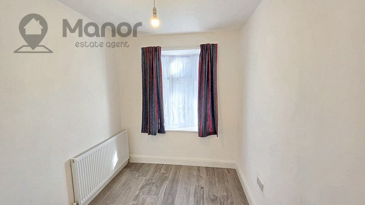 Stradbroke Grove, Clayhall, IG5 0DQ