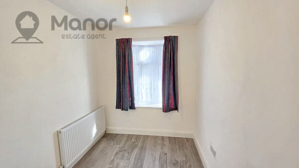 Stradbroke Grove, Clayhall, IG5 0DQ