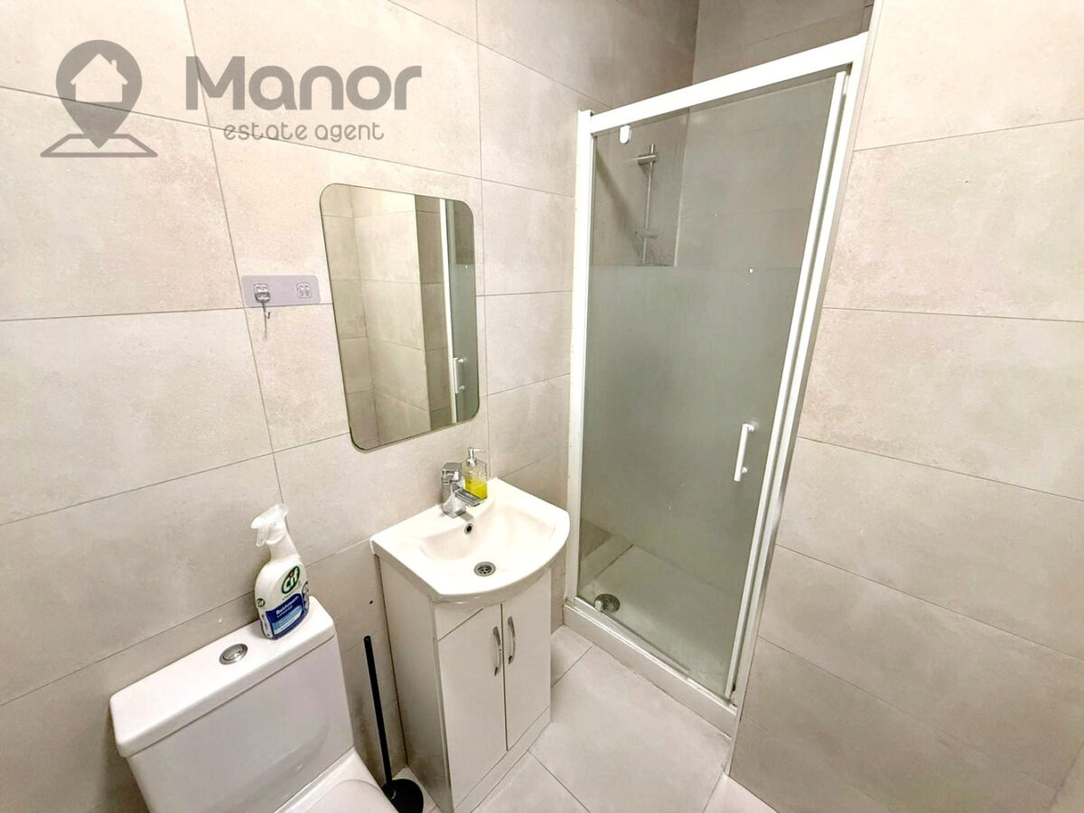 Collinwood Gardens, Ilford, IG5 0AN