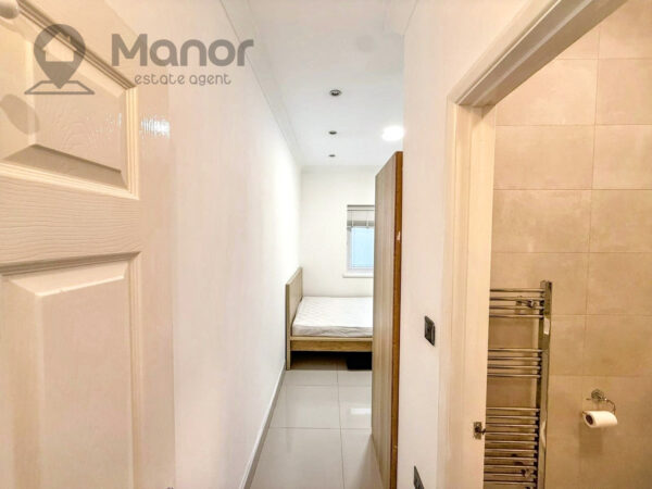 Collinwood Gardens, Ilford, IG5 0AN