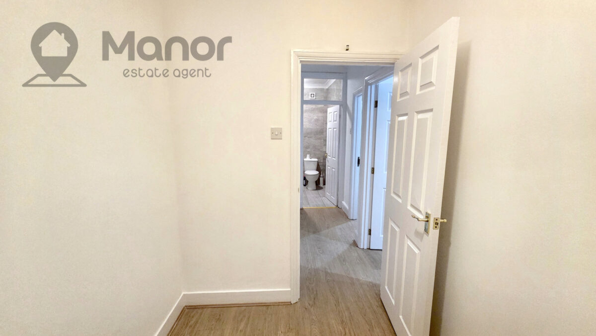 Whites Avenue, Newbury Park, IG2 7PJ