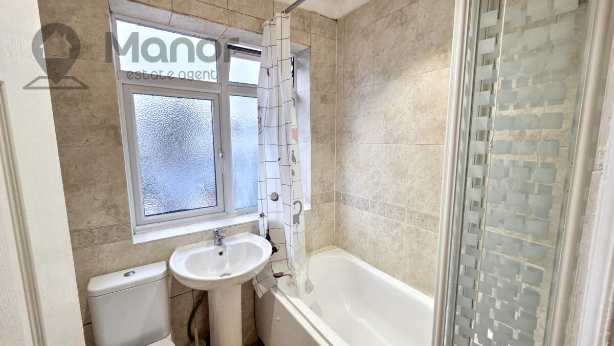 Dellwood Gardens, Clayhall, IG5 0EH