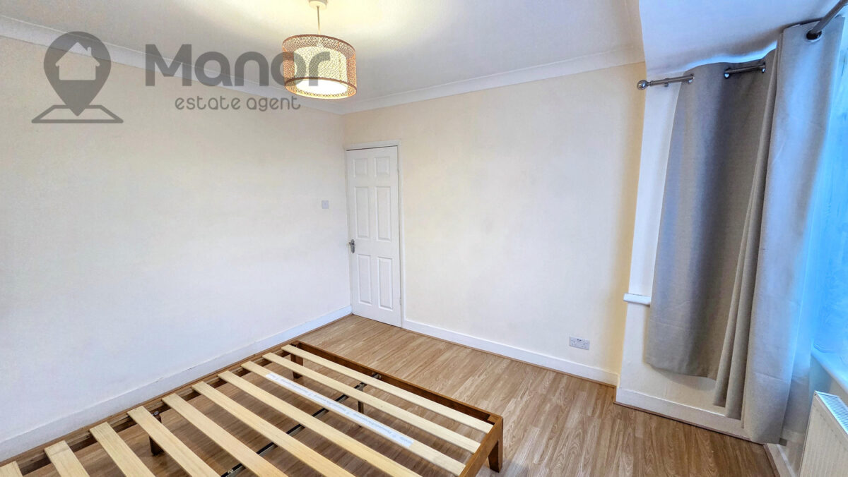 Dellwood Gardens, Clayhall, IG5 0EH