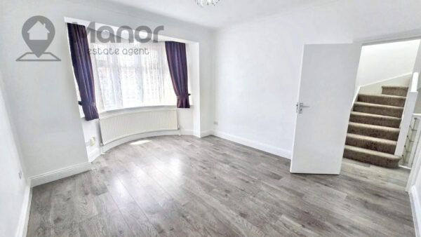 Woodford Avenue, Ilford, IG2 6UX