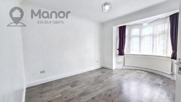 Woodford Avenue, Ilford, IG2 6UX