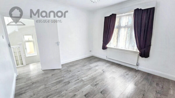 Woodford Avenue, Ilford, IG2 6UX