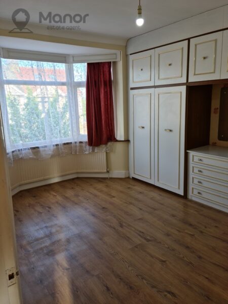 Kings Avenue, Chadwell Heath, RM6 6BD