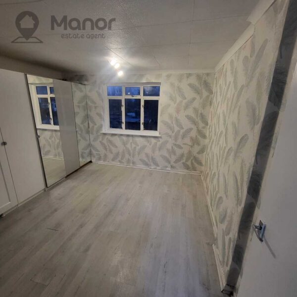 Valley Side, Chingford, E4 7SR