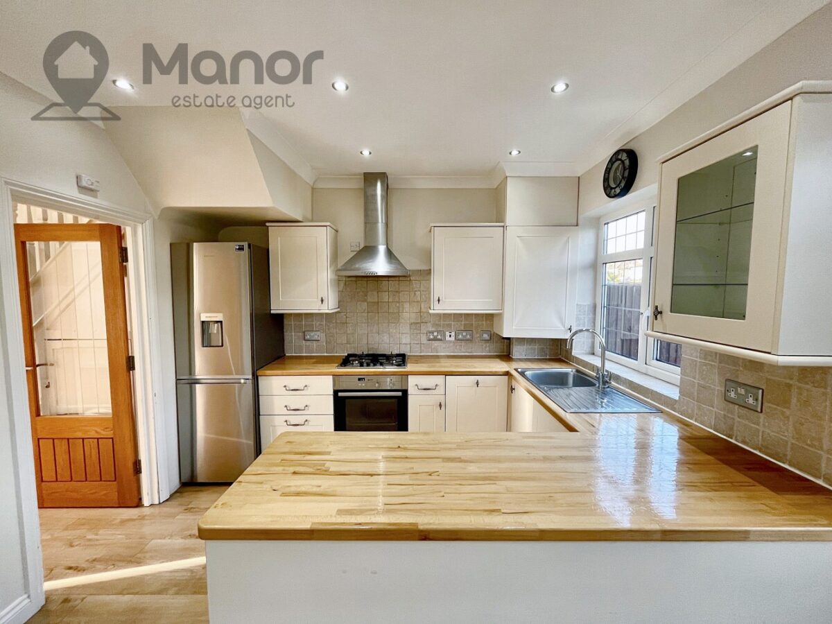 Eccleston Crescent, Chadwell Heath, RM6 4RA