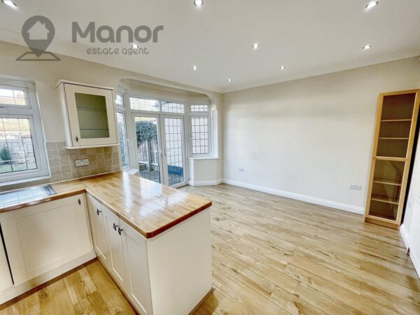 Eccleston Crescent, Chadwell Heath, RM6 4RA