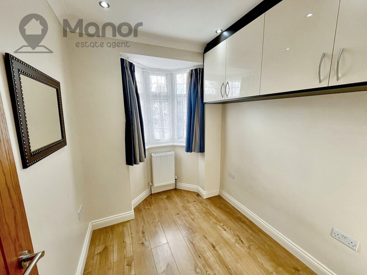 Eccleston Crescent, Chadwell Heath, RM6 4RA