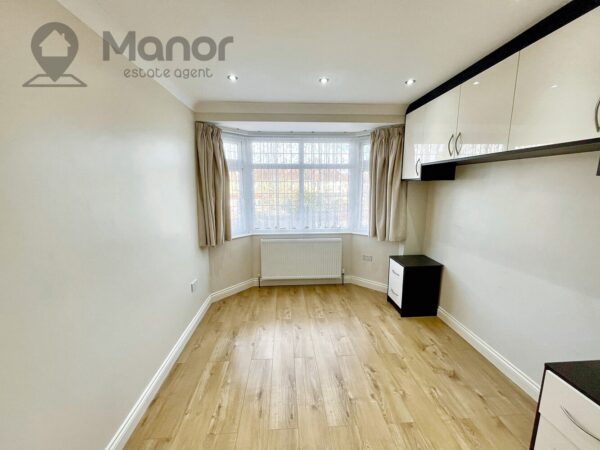 Eccleston Crescent, Chadwell Heath, RM6 4RA