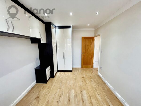 Eccleston Crescent, Chadwell Heath, RM6 4RA