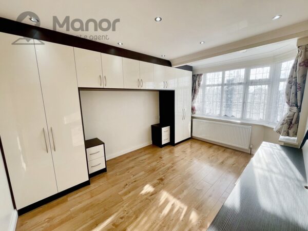 Eccleston Crescent, Chadwell Heath, RM6 4RA