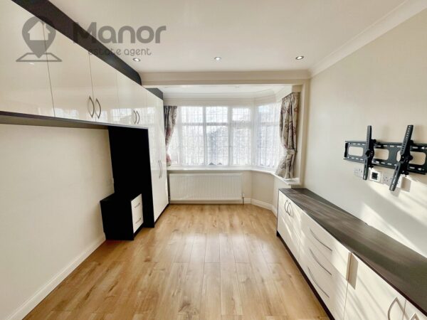 Eccleston Crescent, Chadwell Heath, RM6 4RA
