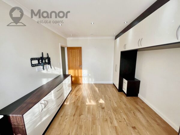 Eccleston Crescent, Chadwell Heath, RM6 4RA