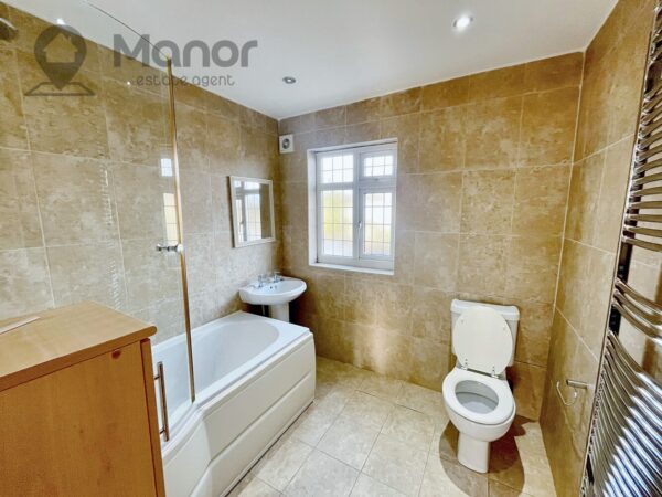 Eccleston Crescent, Chadwell Heath, RM6 4RA