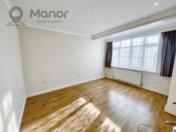 Eccleston Crescent, Chadwell Heath, RM6 4RA