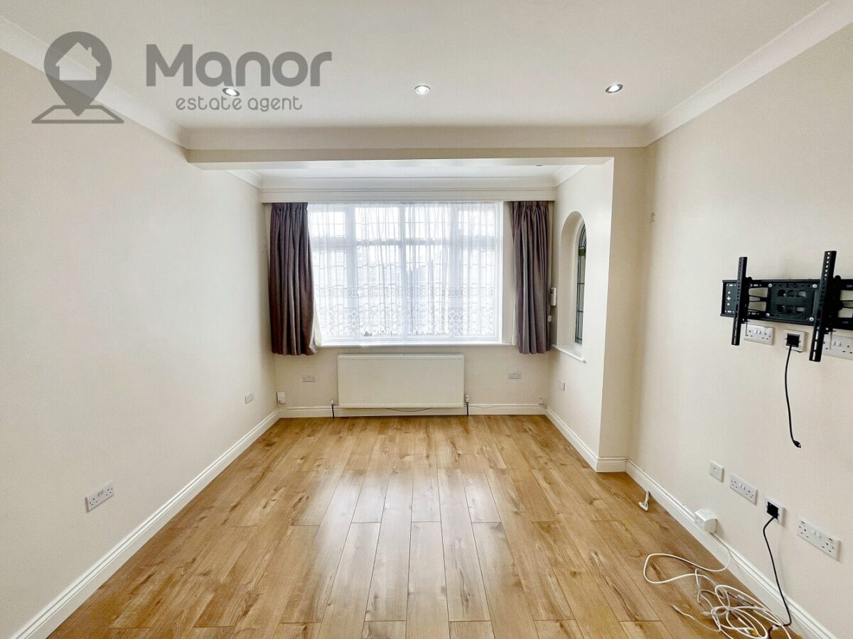 Eccleston Crescent, Chadwell Heath, RM6 4RA