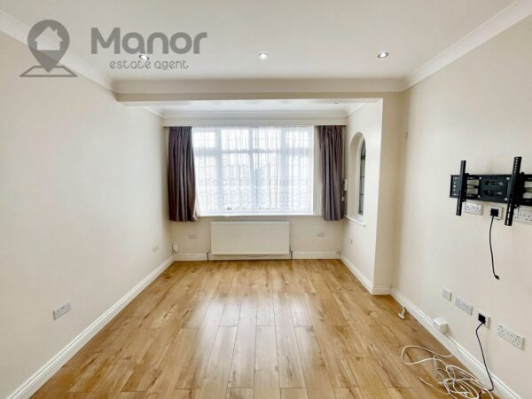 Eccleston Crescent, Chadwell Heath, RM6 4RA