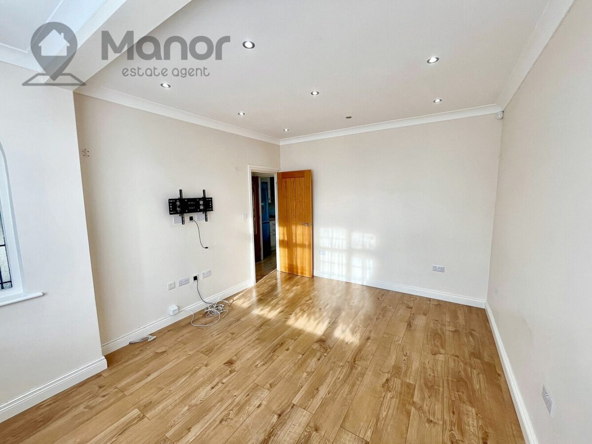 Eccleston Crescent, Chadwell Heath, RM6 4RA
