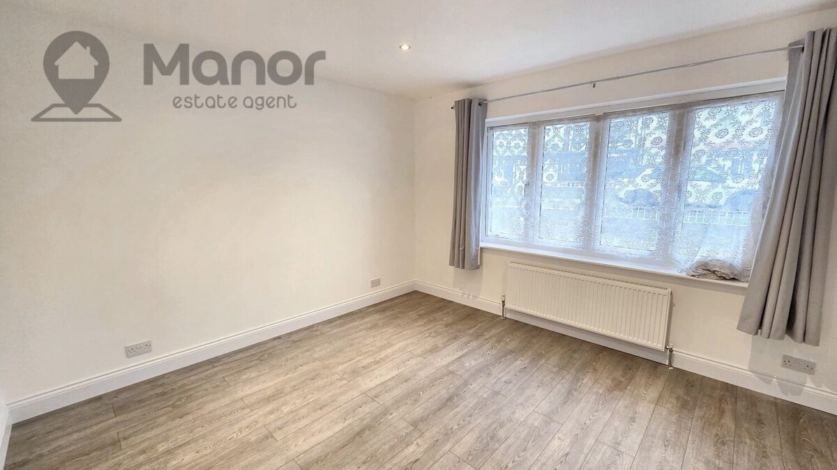 Lodge Lane, Collier Row, RM5 2EJ