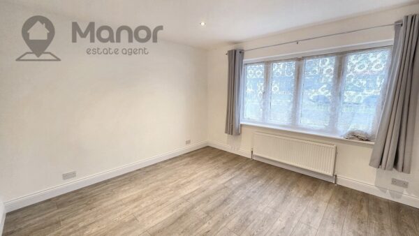 Lodge Lane, Collier Row, RM5 2EJ