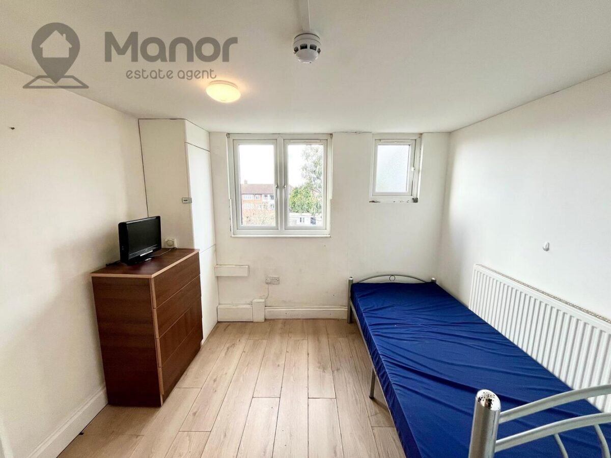 Whalebone Lane South, Dagenham, RM8 1AJ