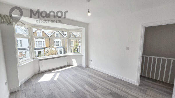 Queens Grove Road, Chingford, E4 7BT