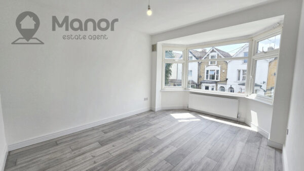 Queens Grove Road, Chingford, E4 7BT