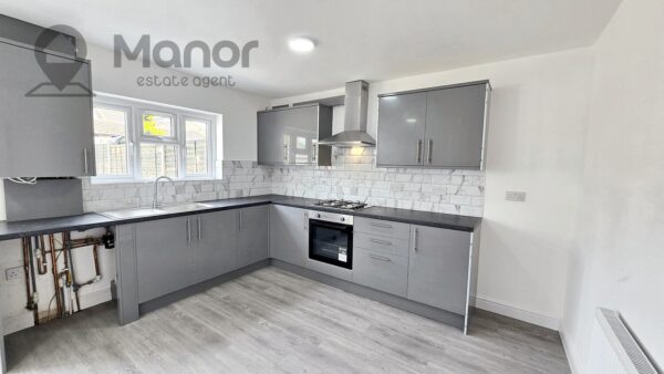 Queens Grove Road, Chingford, E4 7BT