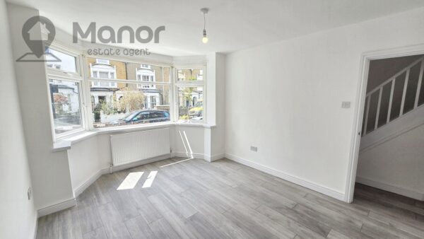 Queens Grove Road, Chingford, E4 7BT
