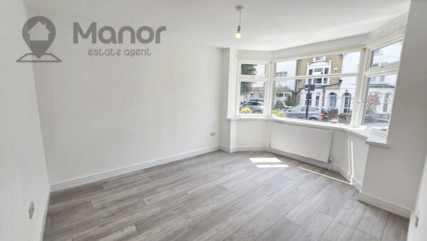 Queens Grove Road, Chingford, E4 7BT